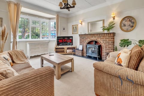 4BR Cottage, Parking, NEC, Birmingham Airport Apartment in Marston Green