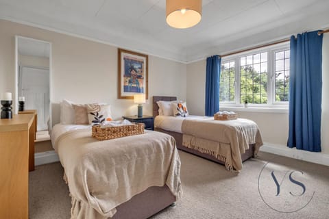 4BR Cottage, Parking, NEC, Birmingham Airport Apartment in Marston Green