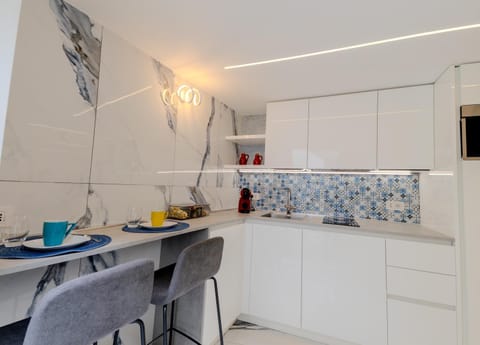 Kitchen or kitchenette, Dining area, stove