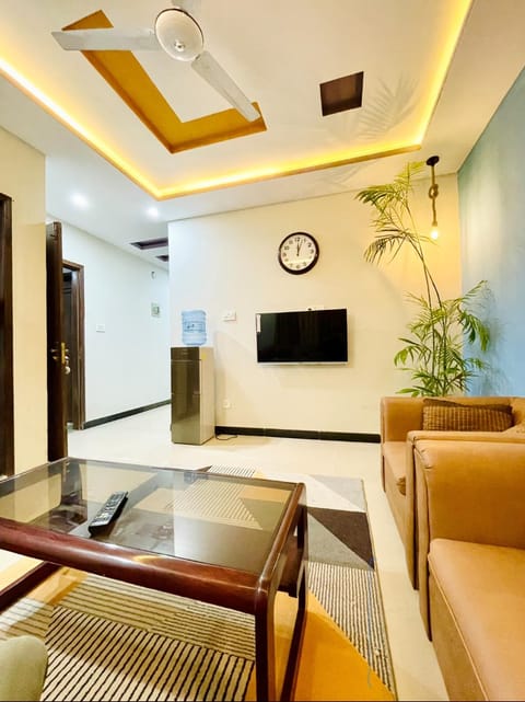 Communal lounge/ TV room, TV and multimedia, Living room, Seating area, Evening entertainment