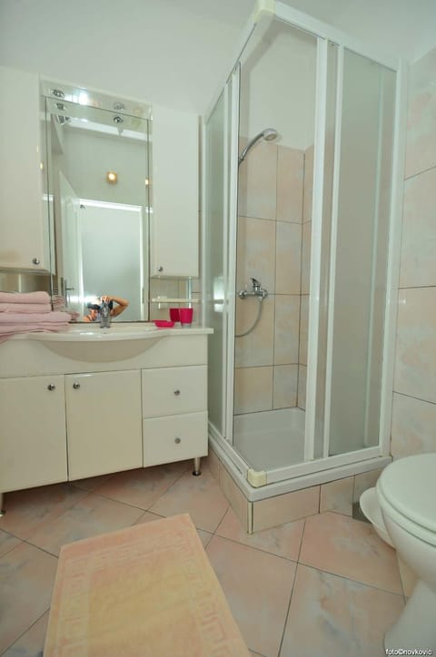 Shower, Toilet, Bathroom, towels