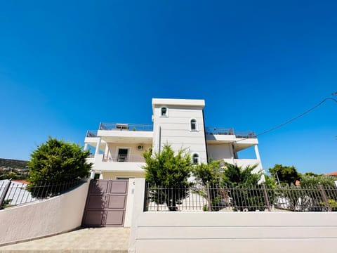 Property building, Day, Neighbourhood, Natural landscape, Bird's eye view, Garden, Garden view, Street view, Parking