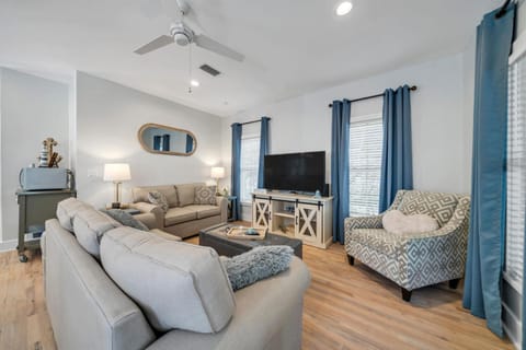 Magnolia Cottages Seacrest Flirty Flamingo - Pet Friendly Resort Pool & Beach Access! House in Seacrest