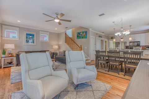 50 yards to the Seacrest lagoon Pool, Walking distance to the beach! House in Rosemary Beach