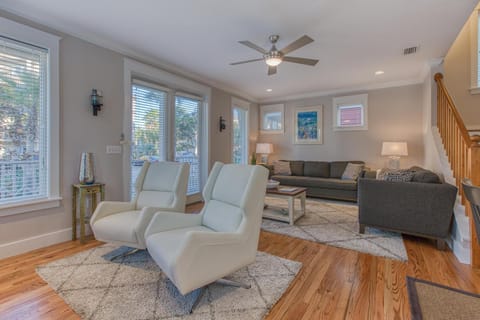 50 yards to the Seacrest lagoon Pool, Walking distance to the beach! House in Rosemary Beach
