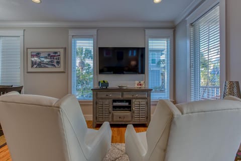 50 yards to the Seacrest lagoon Pool, Walking distance to the beach! House in Rosemary Beach