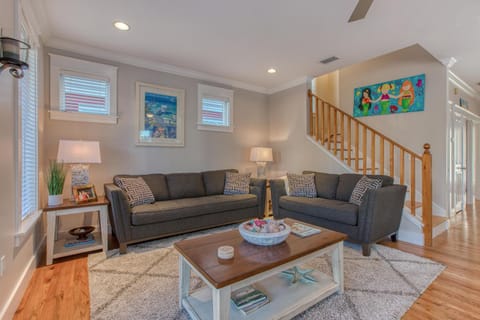 50 yards to the Seacrest lagoon Pool, Walking distance to the beach! House in Rosemary Beach