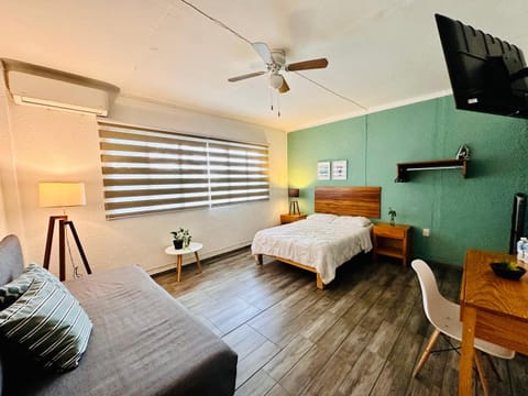 Bed, TV and multimedia, Photo of the whole room, Bedroom