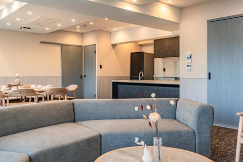 Kitchen or kitchenette, Living room, Seating area, Dining area