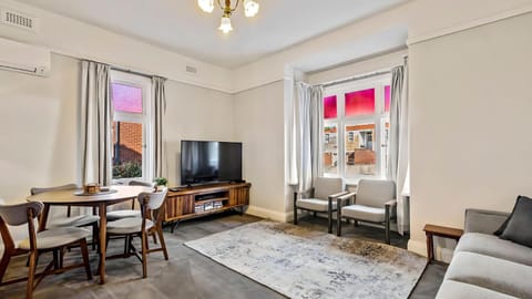 Communal lounge/ TV room, TV and multimedia, Living room, Seating area, Evening entertainment, air conditioner