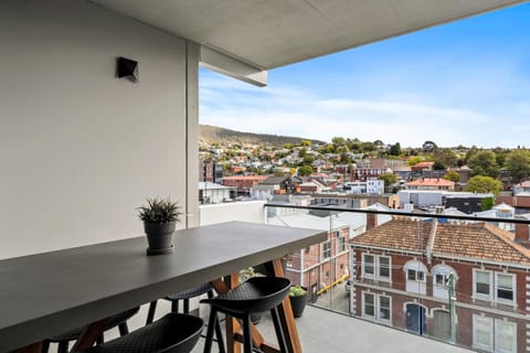 Balcony/Terrace, Dining area, City view, Mountain view