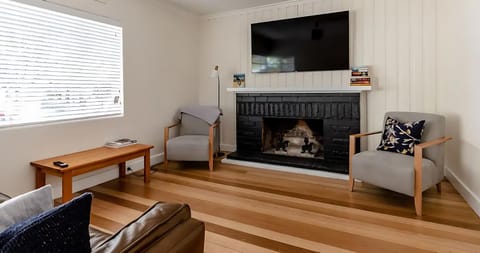 Communal lounge/ TV room, TV and multimedia, Living room, Seating area, Evening entertainment