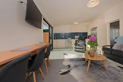 TV and multimedia, Living room, Seating area, Evening entertainment