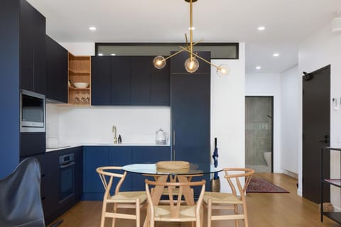 Kitchen or kitchenette, Seating area, Dining area, oven