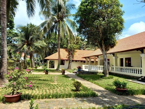 Property building, Day, Neighbourhood, Natural landscape, Garden, Garden, Garden view, Street view