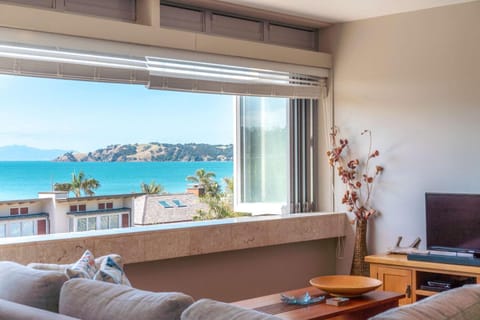 Day, TV and multimedia, Seating area, Sea view