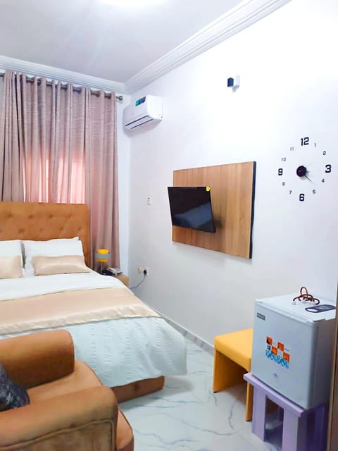Bed, TV and multimedia, Photo of the whole room, Bedroom, air conditioner