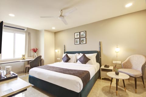 Bed, Living room, Photo of the whole room, Seating area, Bedroom, fireplace