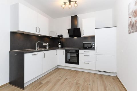 Coffee/tea facilities, Kitchen or kitchenette, dishwasher, oven, stove