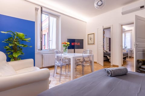 Bed, TV and multimedia, Photo of the whole room, Seating area, Bedroom