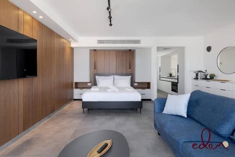 Bed, TV and multimedia, Photo of the whole room, Seating area, wardrobe