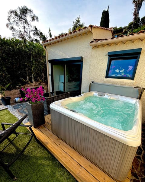Day, Natural landscape, Garden, Hot Tub, Garden view, sunbed