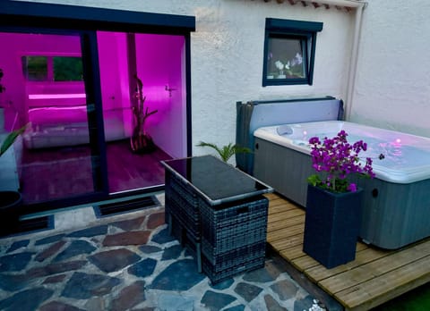 Hot Tub, Photo of the whole room, Bedroom