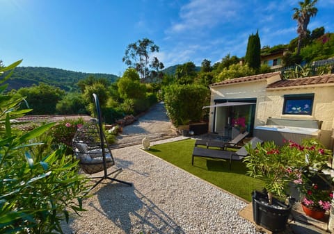 Patio, Day, Natural landscape, Garden, Hot Tub, Garden view, Mountain view, sunbed