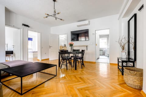 TV and multimedia, Living room, Dining area, air conditioner