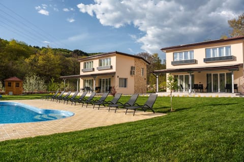 Property building, Patio, Spring, Day, Natural landscape, Garden, Garden view, Pool view, Swimming pool, sunbed