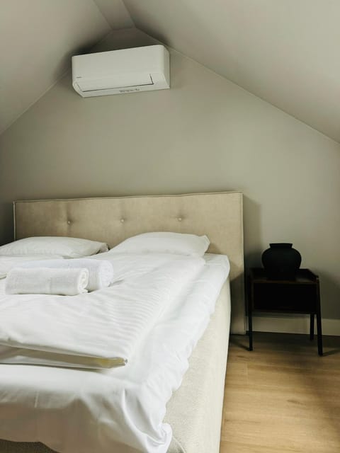 Bed, air conditioner