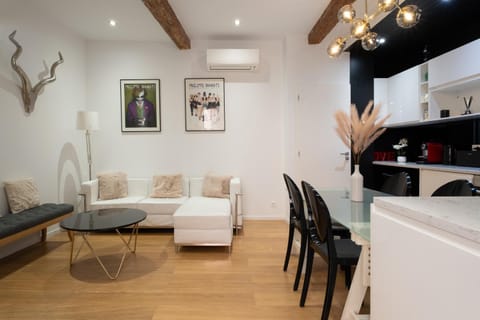 Kitchen or kitchenette, Living room, Seating area, Dining area, kitchen, air conditioner