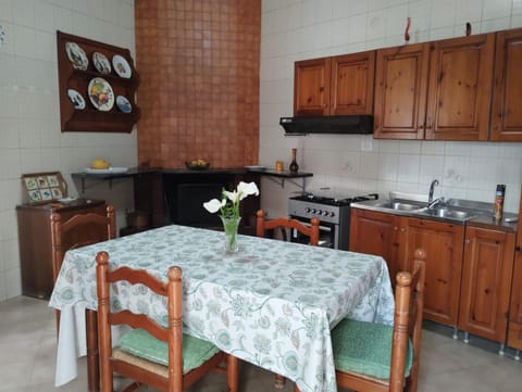 Kitchen or kitchenette, Dining area, pet friendly, stove