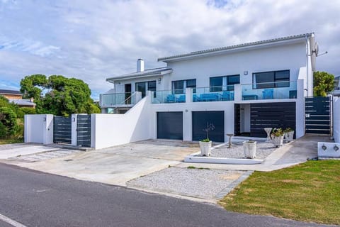 Property building, Balcony/Terrace, Street view, Parking
