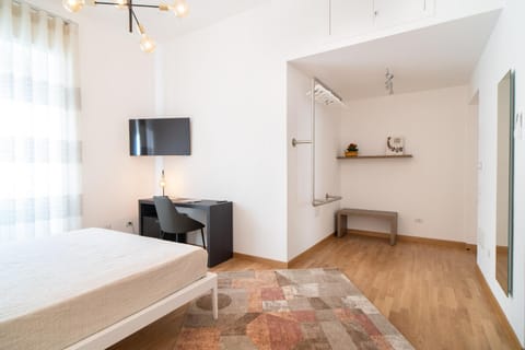 Bed, TV and multimedia, Photo of the whole room, Bedroom