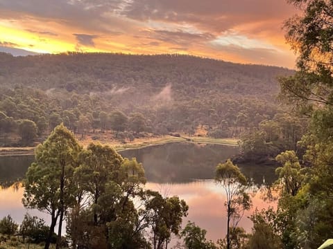 Blackstone Lakeside 4 Bedrooms 2 Bathrooms House in Tasmania