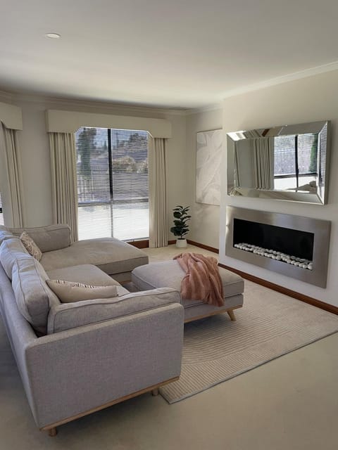 Blackstone Lakeside 4 Bedrooms 2 Bathrooms House in Tasmania