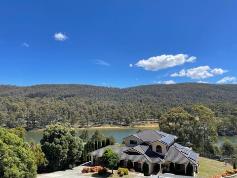 Blackstone Lakeside 4 Bedrooms 2 Bathrooms House in Tasmania