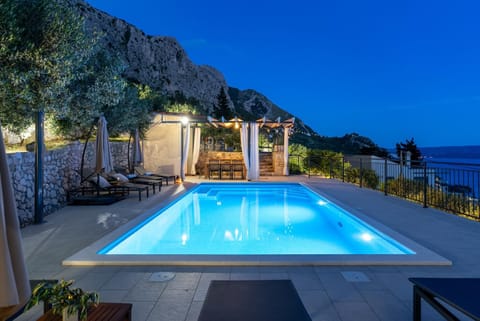 Property building, Garden, Seating area, Swimming pool