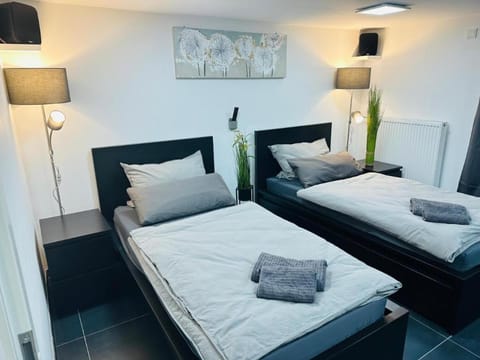 Bed, Bedroom, towels