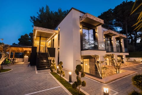 Property building, Patio, Night, Garden, View (from property/room), Balcony/Terrace, Living room, Seating area, Dining area, Garden view