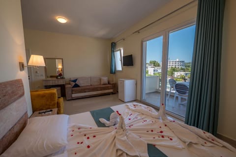 Bed, TV and multimedia, View (from property/room), Balcony/Terrace, Photo of the whole room, Seating area, Bedroom, towels