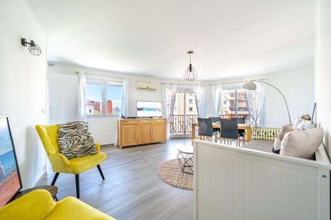 TV and multimedia, Balcony/Terrace, Living room, Seating area, Location, concierge, locker, air conditioner