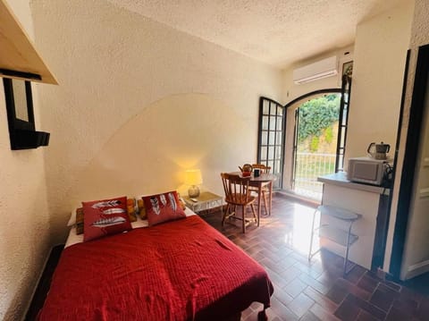 Kitchen or kitchenette, Bedroom