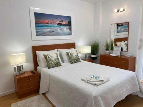 Bed, TV and multimedia, Bedroom