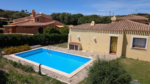 Property building, Day, Pool view, Swimming pool