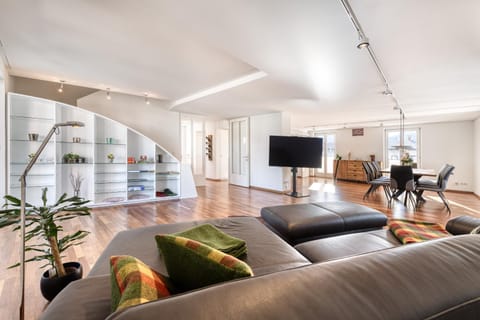 TV and multimedia, Living room, Seating area, Evening entertainment