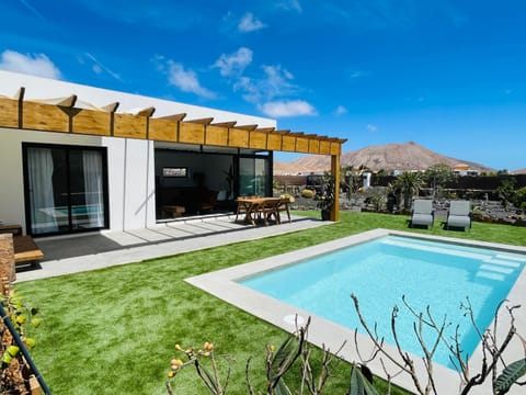 Property building, Spring, Natural landscape, Garden, Mountain view, Pool view, Swimming pool, sunbed