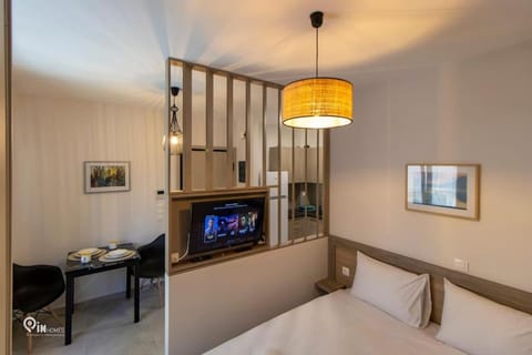 Bed, TV and multimedia, Photo of the whole room, Bedroom