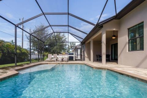 Great Location, Minutes to the Beach, Two Heated pools , sleeps 17! - Pelican Junction - Roelens House in Cape Coral